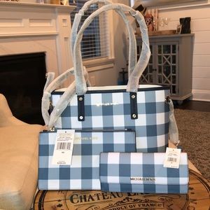 BNWT MICHAEL KORS JET SET TOTE, WRISTLET &  WALLET